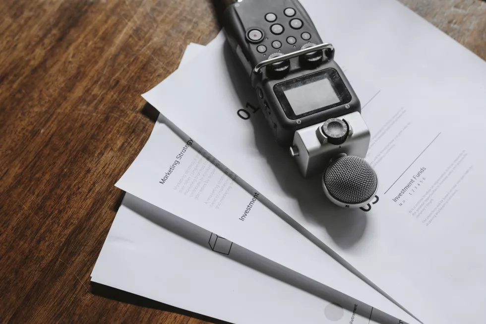portable-sound-recorder-wooden-table