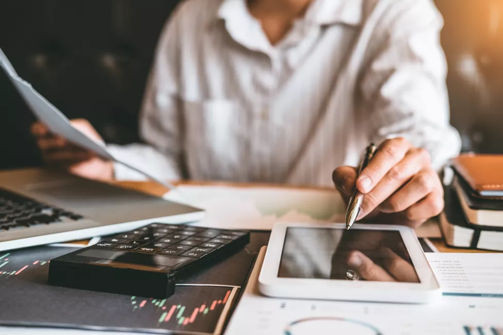 investment-stock-market-entrepreneur-business-man-discussing-analysis-graph-stock