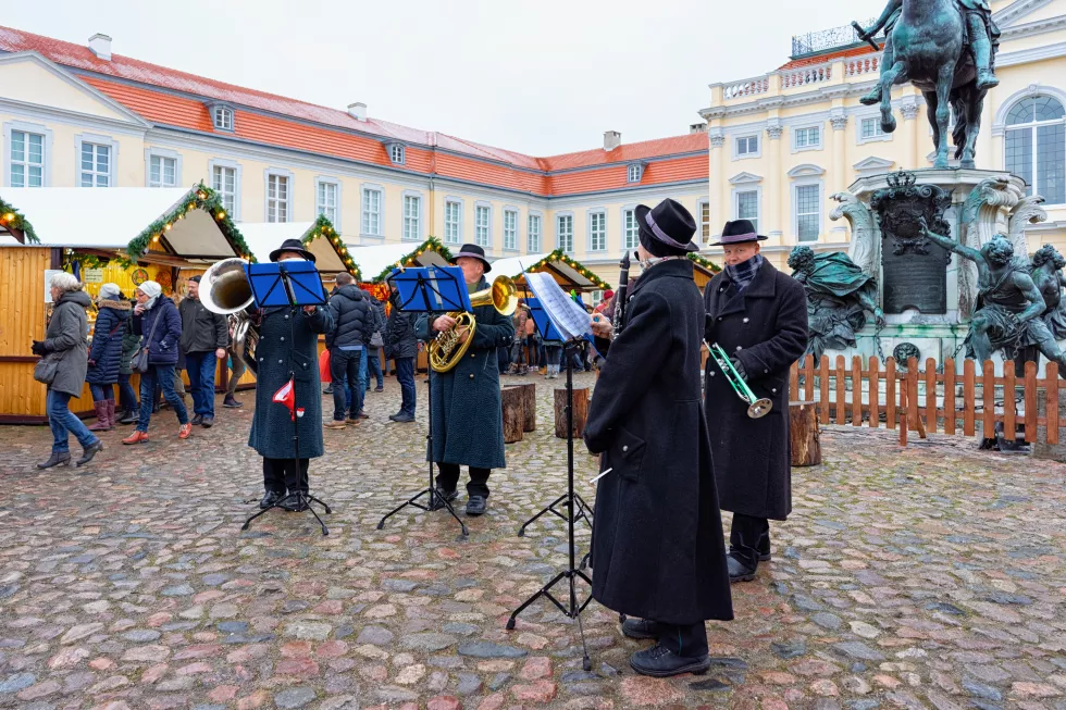 berlin-germany-december-9-2017-musical-group-playing-christmas-market-near-charlottenburg-palace-winter-berlin-germany-advent-fair-decoration-stalls-with-crafts-items