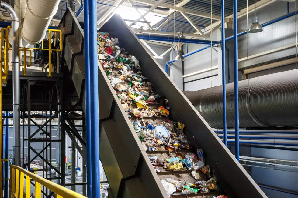 moving-conveyor-transporter-modern-waste-recycling-processing-plant-separate-sorting-garbage-collection-recycling-storage-waste-further-disposal