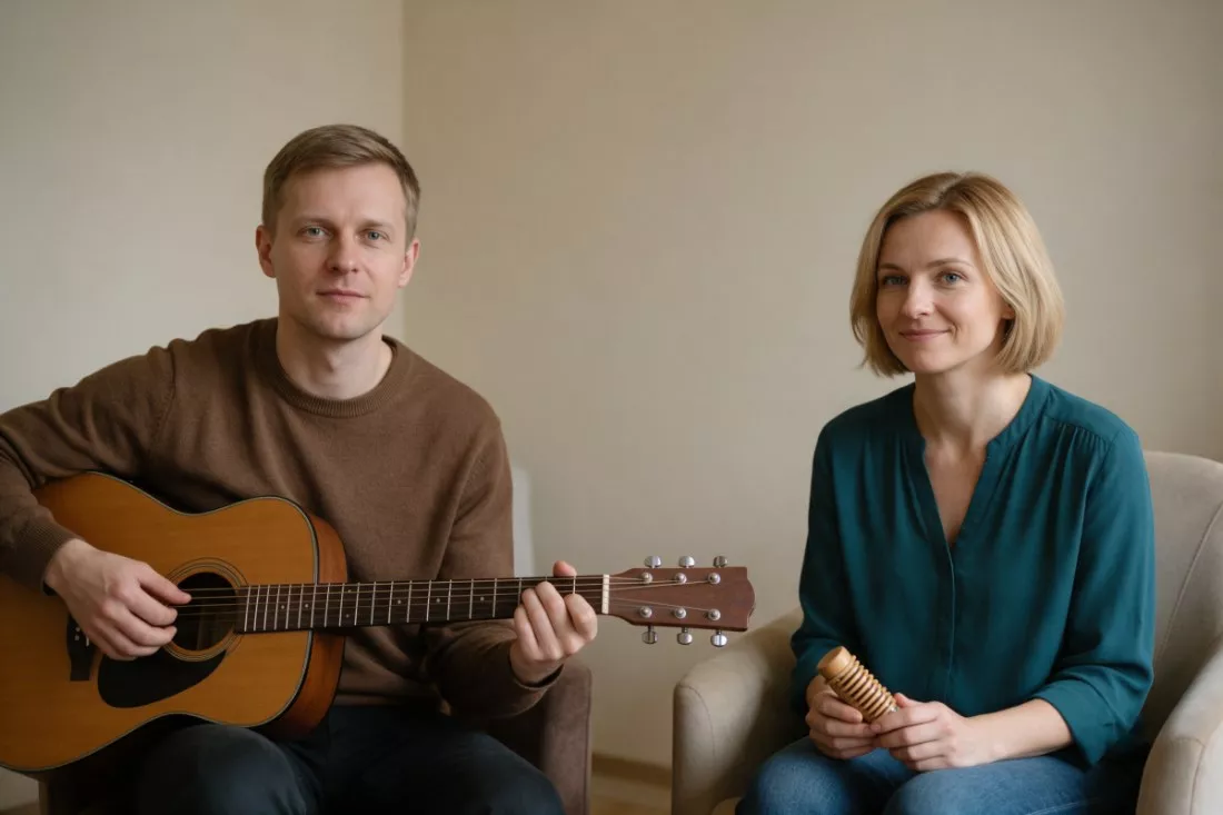 muzykoterapeuta z gitarą podczas sesji z klientką