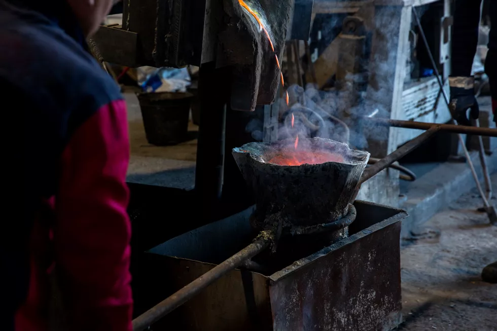 working-process-with-melted-iron