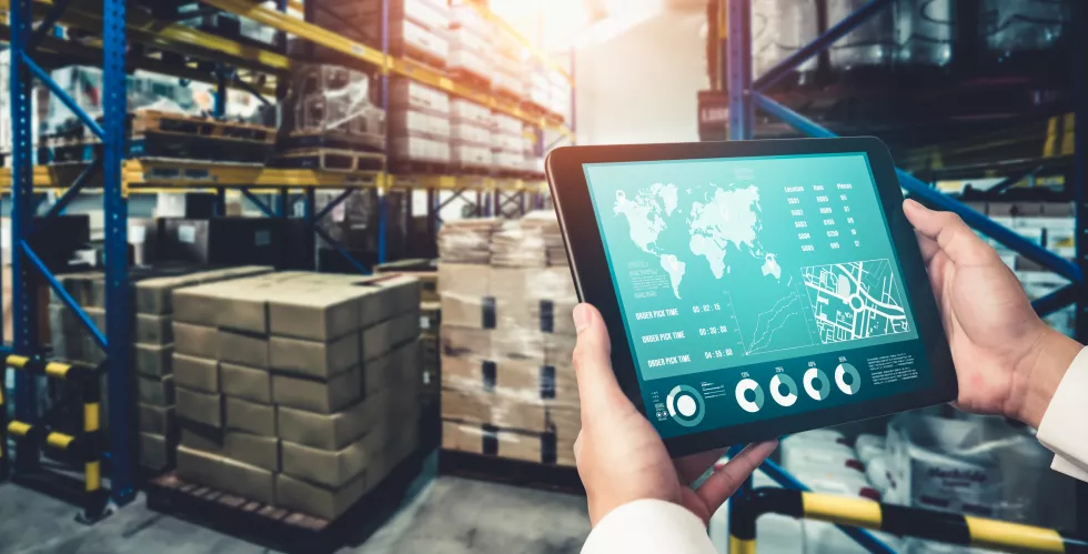 warehouse-management-innovative-software-computer-real-time-monitoring(1)