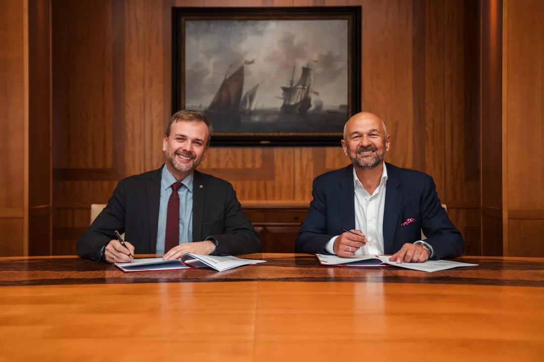 Od lewej prof. dr hab. Grzegorz Mazurek - rektor Akademii Leona Koźmińskiego;  Artur Borowiński – Prezes Zarządu Grupy ERGO Hestia