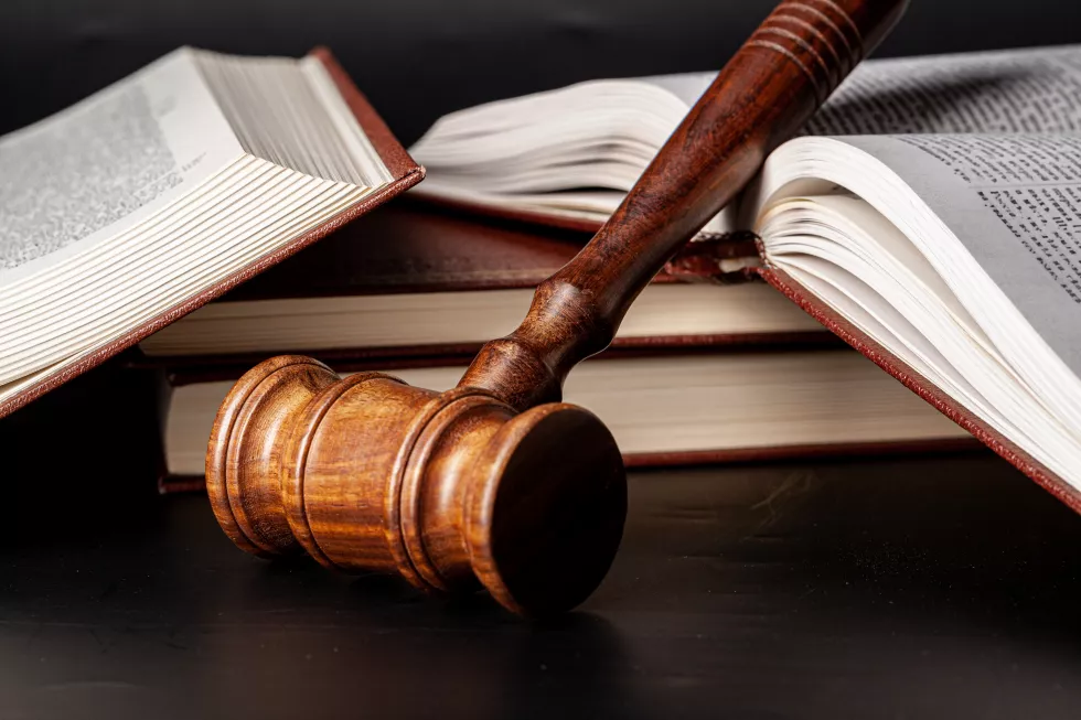 wooden-gavel-juridical-books-close-up