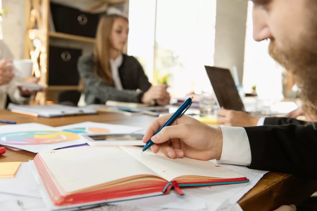 group-young-business-professionals-having-meeting-diverse-group-coworkers-discuss-new-decisions-plans-strategy-creative-workplace-business-finance-teamwork-close-up-writing-man