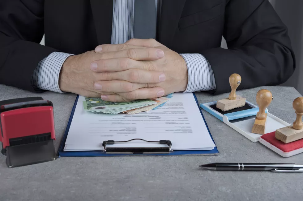 midsection-man-holding-paper-table(1)
