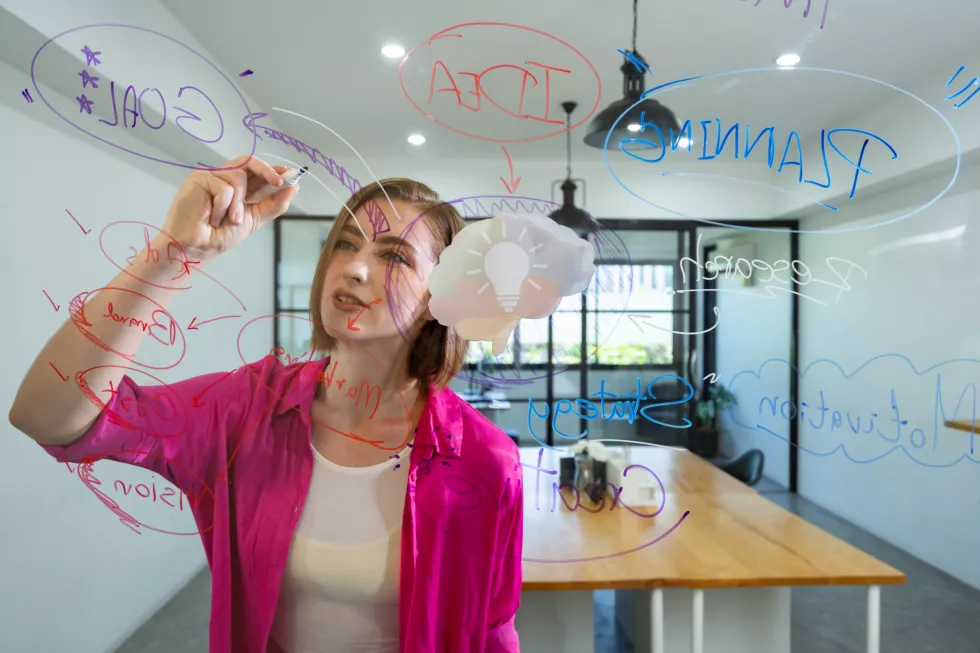 closeup-attractive-smart-caucasian-businesswoman-brainstorms-planing-marketing-idea-by-using-mind-map-colorful-sticker-glass-board-creative-start-up-business-concept-immaculate