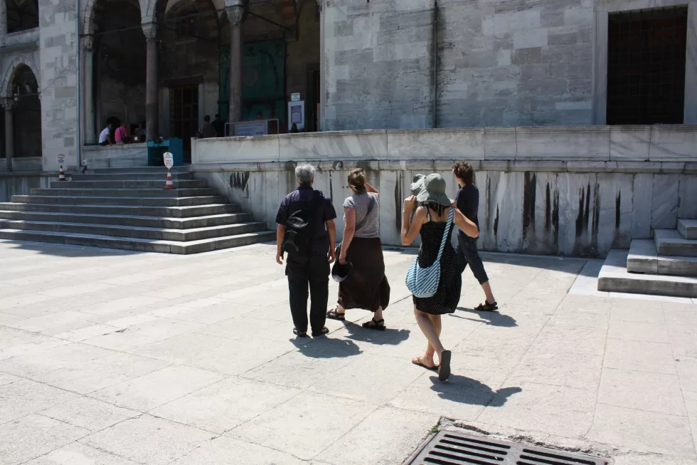 tourist-visiting-historic-building