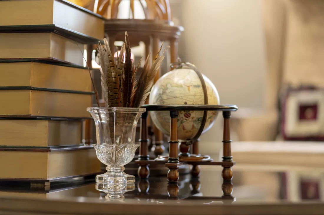 close-up-globe-table(1)