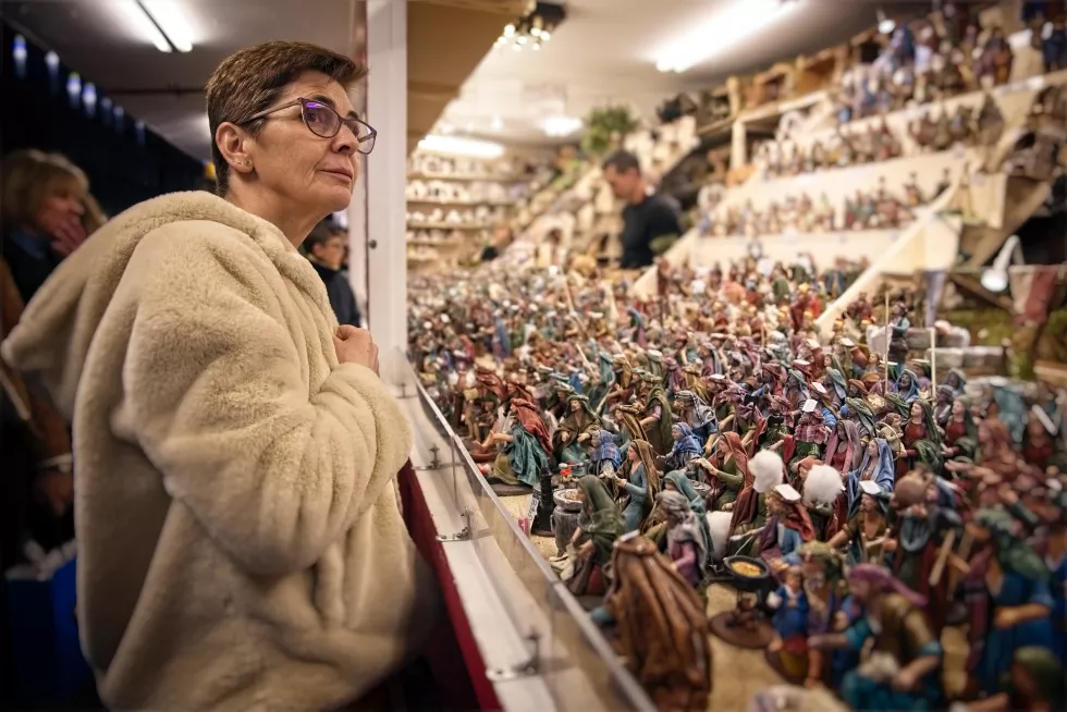 woman-buying-figurines-market-night