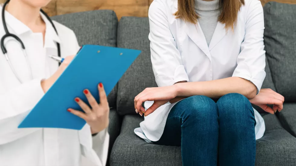 metal-therapy-session-young-woman-talking-with-psychologist