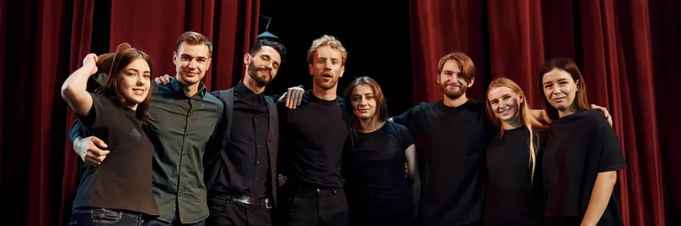 Aktorstwo-test-mlodzi-aktorzy-na-scenie-teatru
