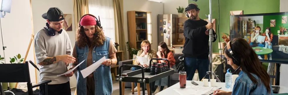 Sztuka-mediow-test-mloda-ekipa-filmowa-w-studiu