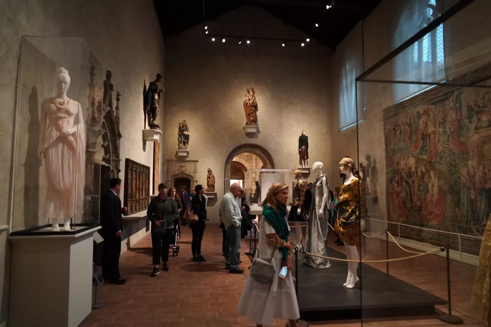 new-york-usa-may-27-2018-heavenly-bodies-fashion-catholic-imagination-met-museum(2)