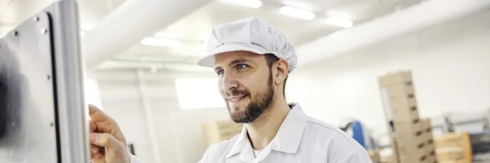 kontroler-jakosci-z-tabletem-sprawdza-maszyne-na-hali-produkcyjnej