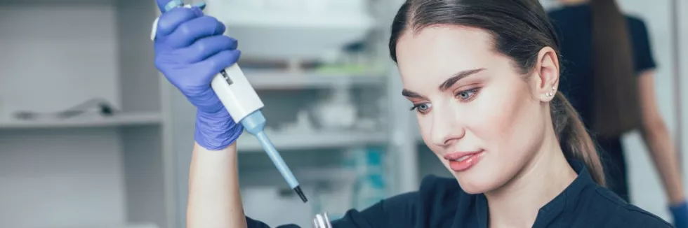 Cosmetology-II-stopien-test-mloda-badaczka-z-pipeta-w-laboratorium