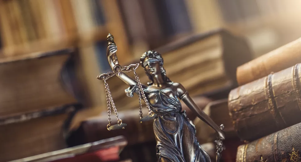 lady-justice-statue-courtroom