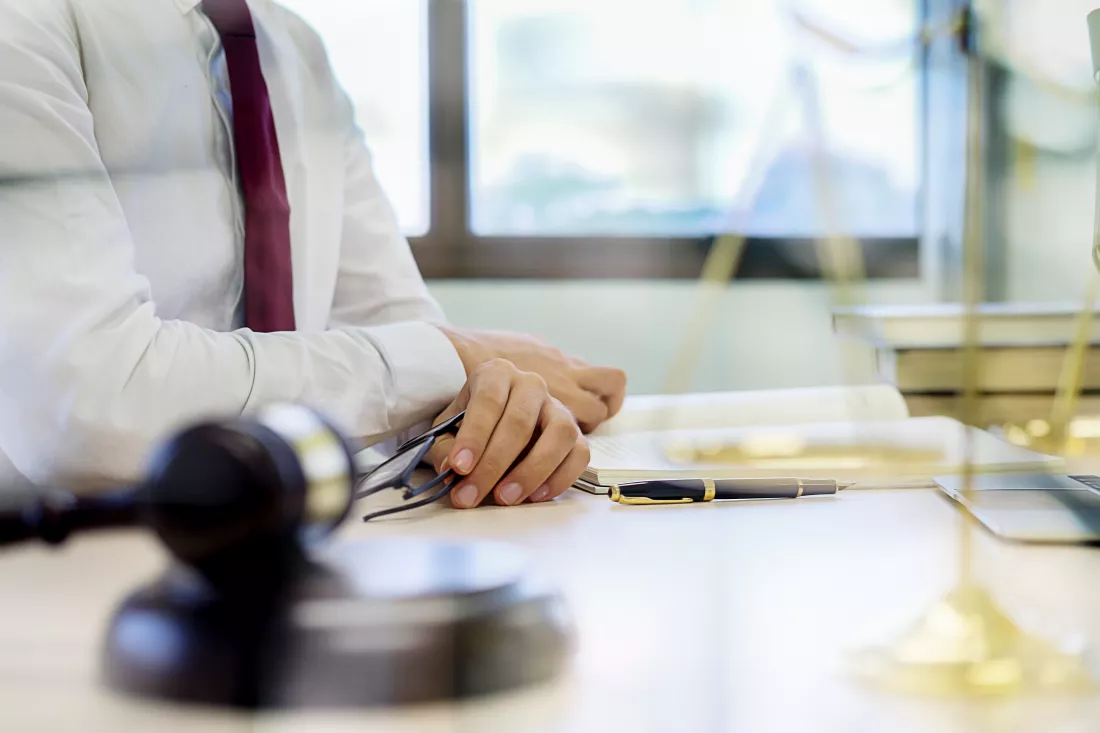 midsection-lawyer-sitting-table-courthouse