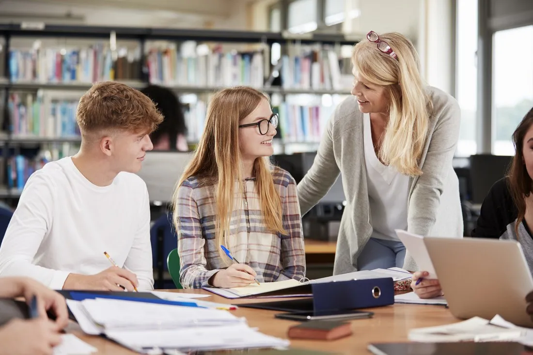 studenci-na-zajeciach-z-wykladowczynia-w-bibliotece