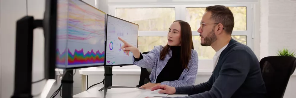 Data-Scientist-II-stopien-test-mloda-analityczka-wskazuje-wykresy-na-monitorze
