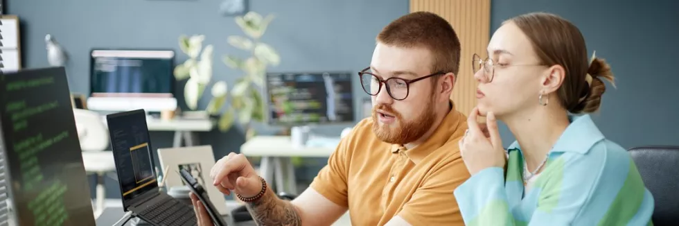 Information-Technology-II-stopien-test-mlodzi-informatycy-omawiaja-projekt-przy-komputerach