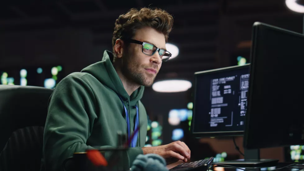 datacenter-analyst-looking-monitors-advanced-monitoring-office-closeup