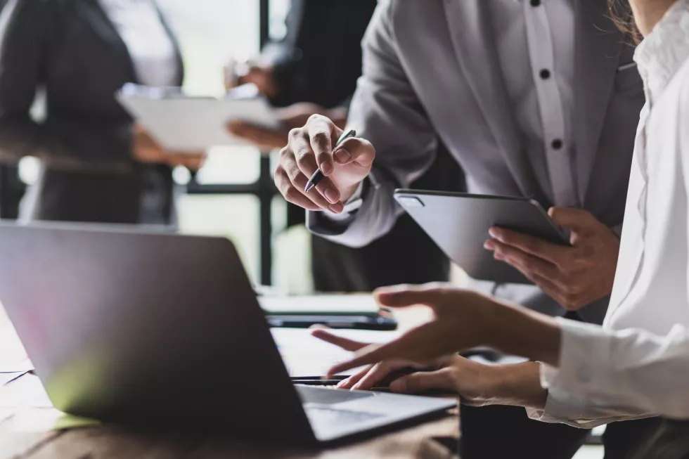 meeting-colleagues-business-partners-brainstorm-discuss-strategy-analysis-investment-scenarios-planning-new-business-projects