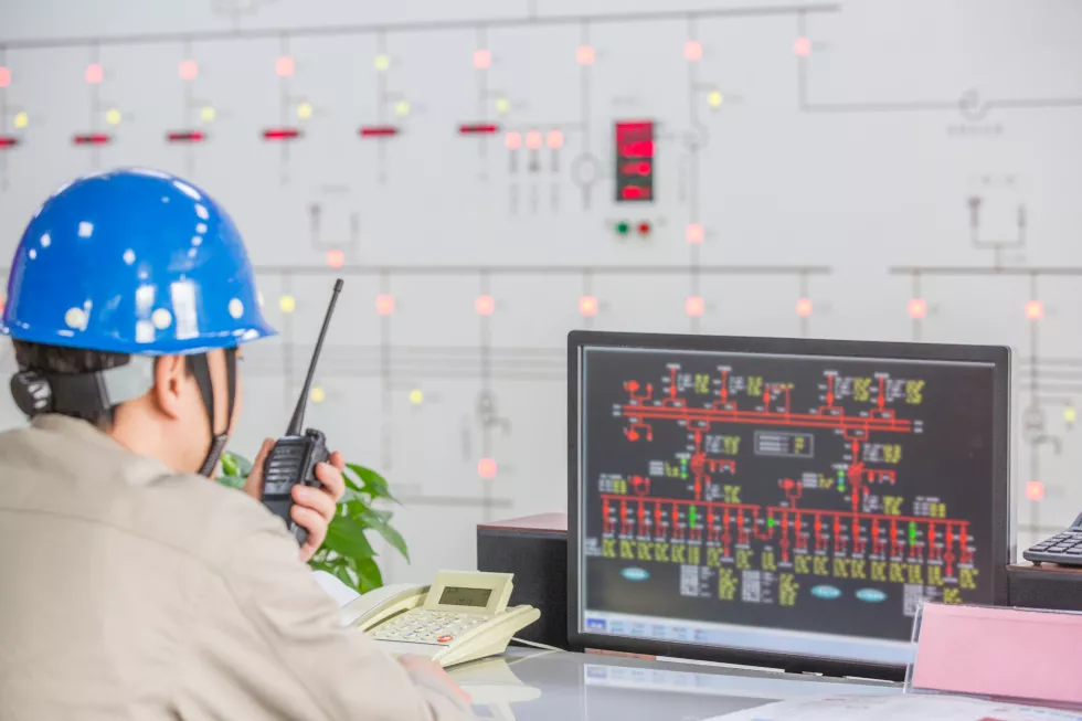 workers-control-room