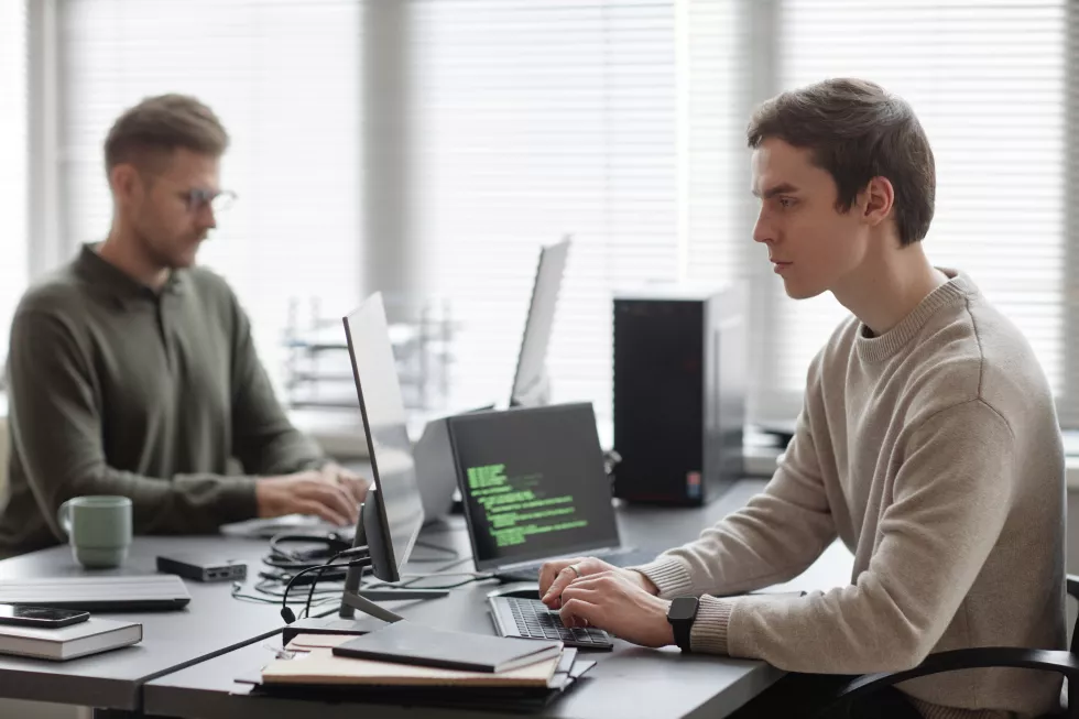 focused-programmer-developing-cybersecurity-software