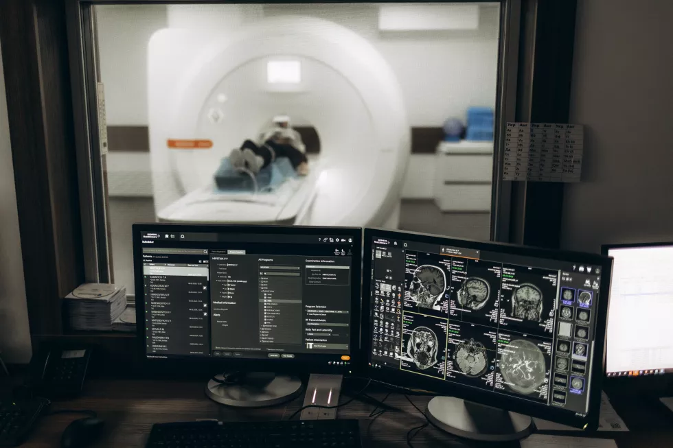 radiologist-consults-patient-before-undergoing-diagnostics-using-magnetic-resonance-imaging-machine-medical-center-patient-getting-recommendations-from-doctor-before-tomography-procedure-mri