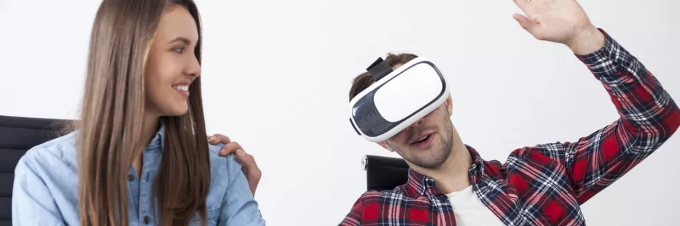 Multimedia-Technologies-II-stopien-test-studentka-i-student-testuja-gogle-vr-przy-laptopie