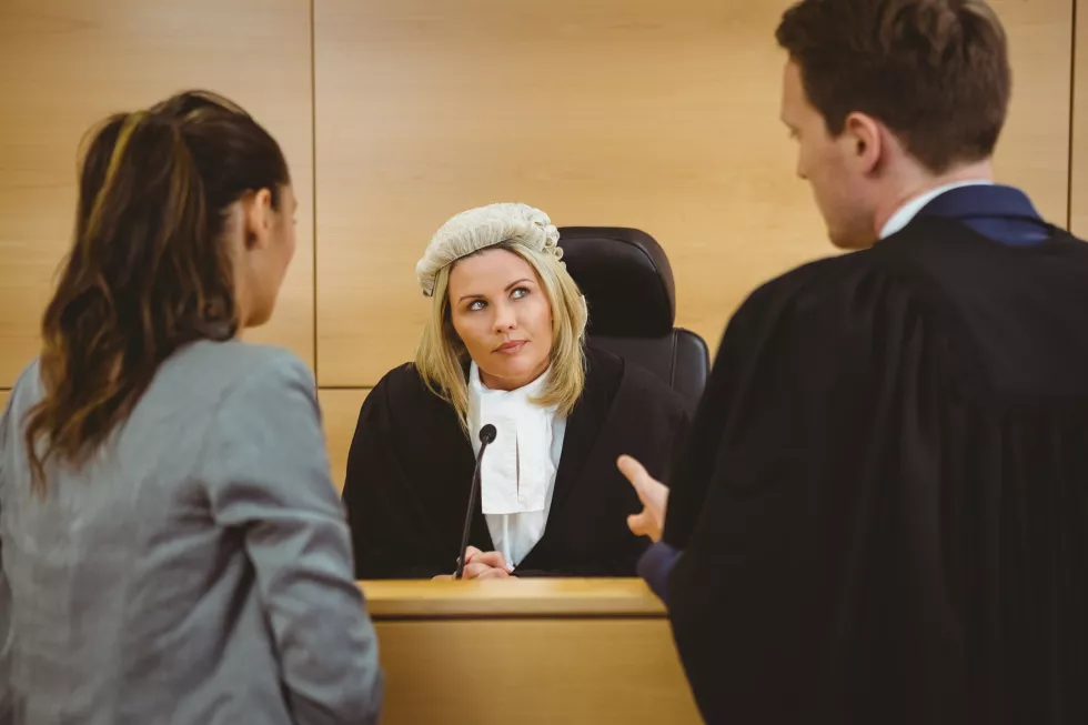 judge-wearing-dress-wig-listening-lawyers