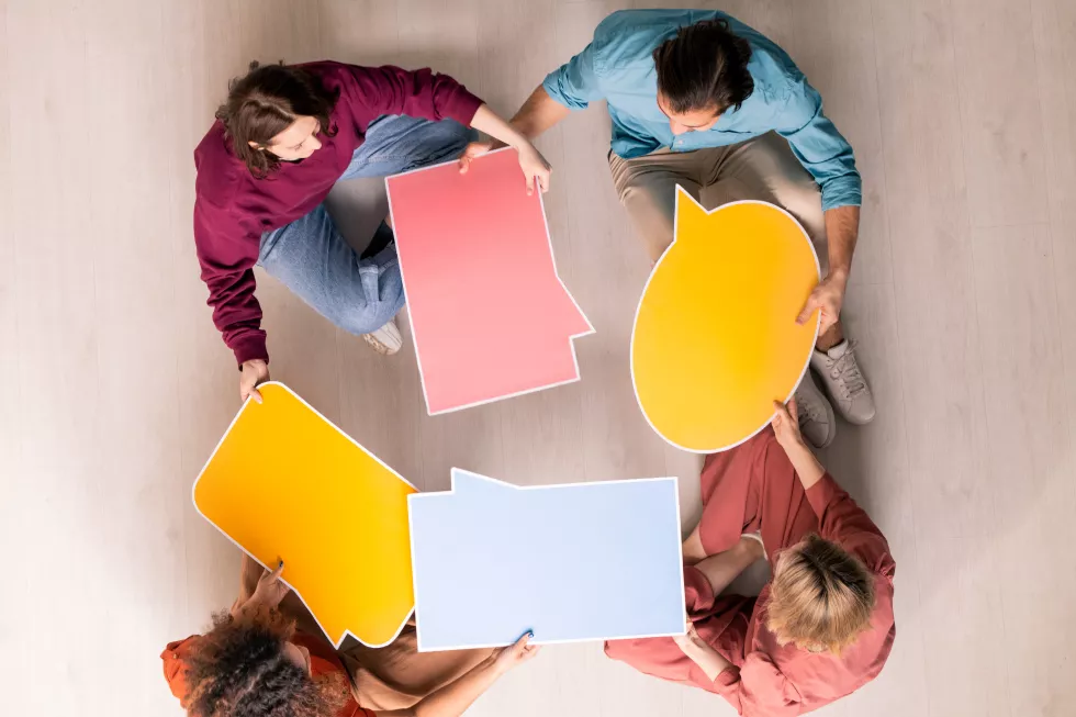view-four-young-friendly-web-designers-casualwear-choosing-form-speech-bubble-social-networks-customer-websites(3)