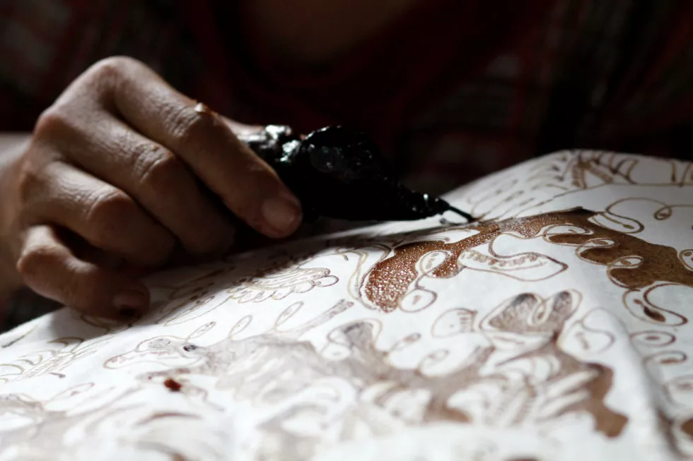 cropped-hand-person-designing-fabric