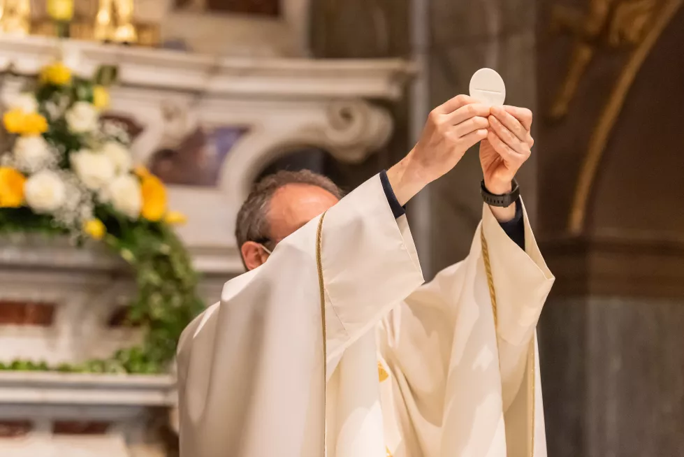 elevation-sacramental-bread-catholic-liturgy