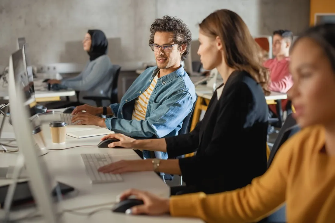studenci-informatyki-w-laboratorium-komputerowym