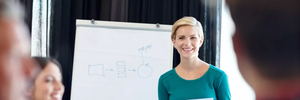 Adult-Education-and-Developmental-Activities-Design-II-stopien-test-usmiechnieta-trenerka-prowadzi-warsztat-dla-doroslych