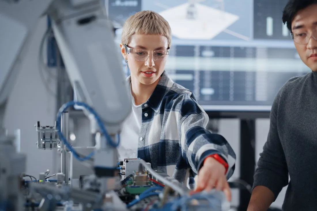 studenci-pracuja-z-ramieniem-robota-w-laboratorium