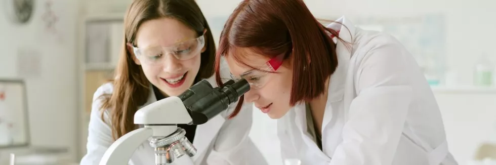 Advanced-Nano-and-Biomaterials-MONABIPHOT-II-stopien-test-dwie-mlode-badaczki-przy-mikroskopie