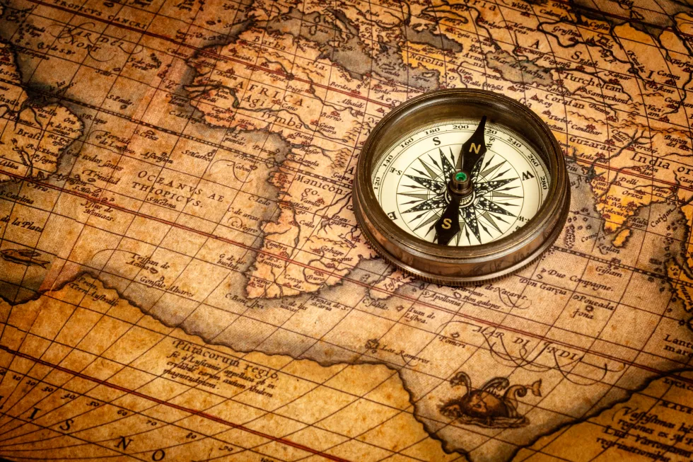old-vintage-compass-ancient-map