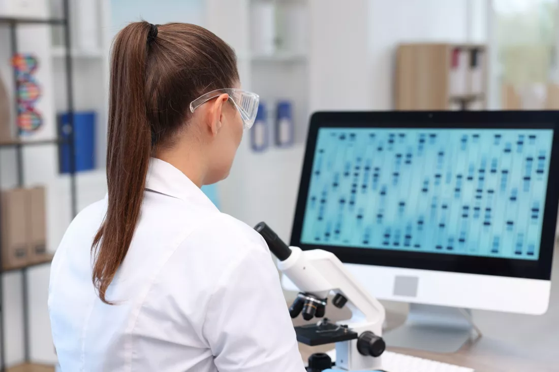 badaczka-sekwencja-dna-na-monitorze-pjatk-tekst