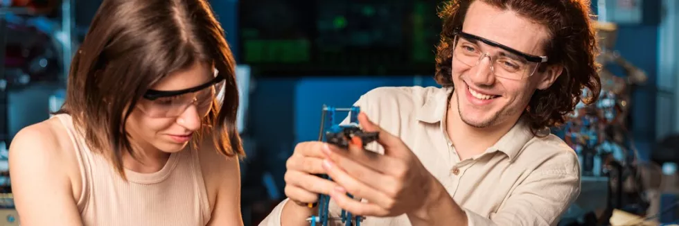 Artificial-Intelligence-and-Robotics-II-stopien-test-studenci-buduja-robota-w-laboratorium