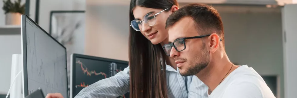Big-Data-Analytics-II-stopien-test-para-mlodych-analitykow-danych-przy-monitorach-z-wykresami