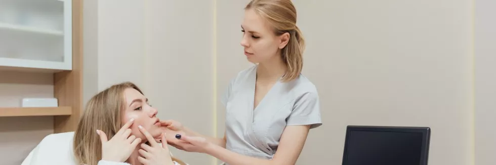 Bioesthetic-Cosmetology-II-stopien-test-mloda-kosmetolozka-analizuje-skore-twarzy-klientki
