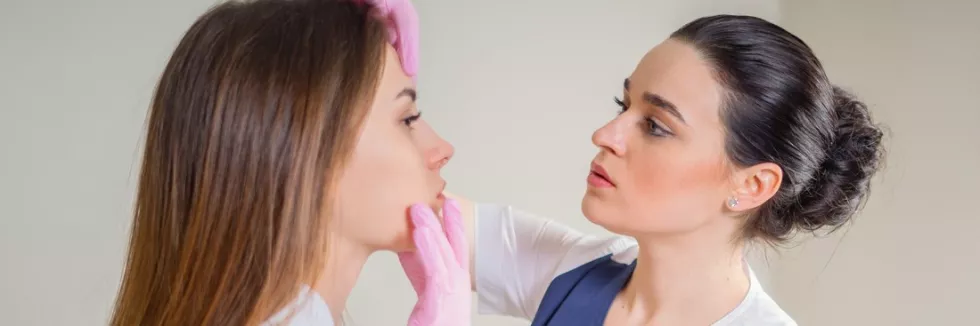 Clinical-Cosmetology-II-stopien-test-kosmetolozka-bada-skore-twarzy-pacjentki