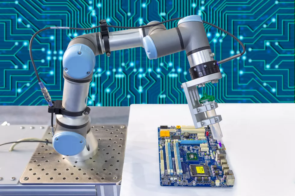 industrial-robot-installing-computer-chip(2)