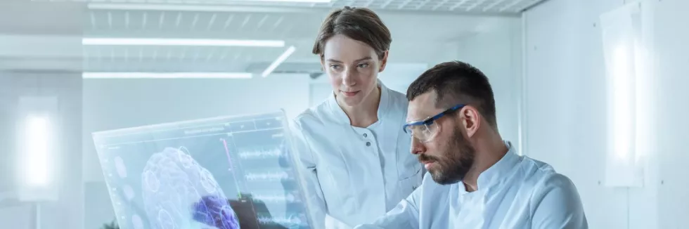 Cognitive-and-Clinical-Neuroscience-II-stopien-test-naukowcy-analizuja-hologram-mozgu-w-laboratorium