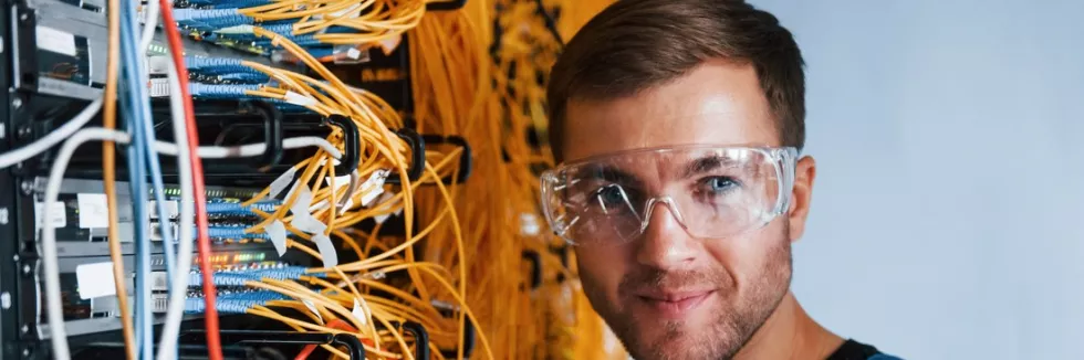 Computer-Network-Administrator-II-stopien-test-mlody-administrator-sieci-przy-szafie-serwerowej