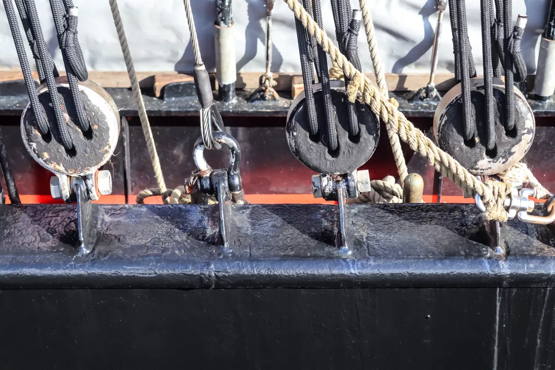 detailed-close-up-detail-ropes-cordage-rigging-old-wooden-vintage-sailboat